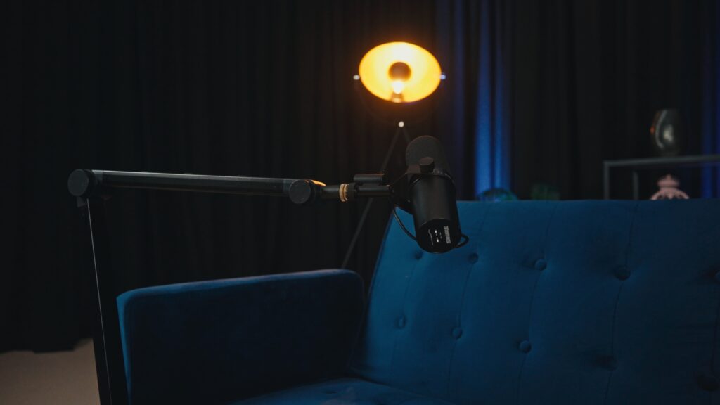 Detalle de microfono en set de grabación de Podcast z6 studio en Zaragoza