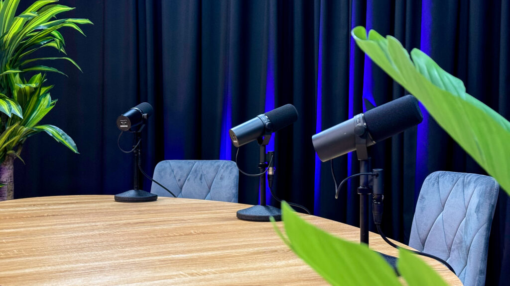 Montaje de estudio de grabación de podcast corportativo y profesional en Zaragoza.