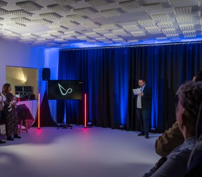 Jorge presentando en la inauguración de Z6 Studio audiovisual de podcast, fotografía, video y streaming en Zaragoza