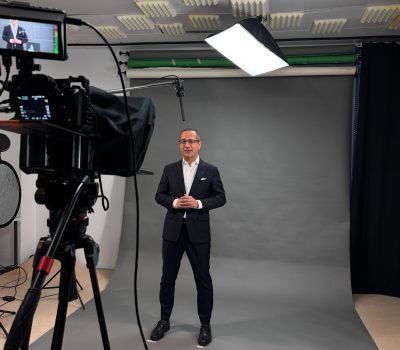 Cesar Val impartiendo masterclass en Z6 Studio, estudio de grabación de formaciones corporativas y masterclass.