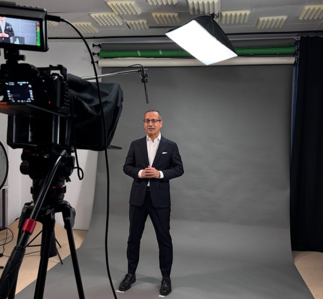 Cesar Val impartiendo masterclass en Z6 Studio, estudio de grabación de formaciones corporativas y masterclass.
