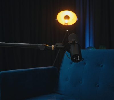 Detalle de microfono en set de grabación de Podcast z6 studio en Zaragoza